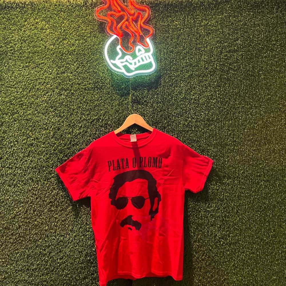 VINTAGE PABLO ESCOBAR/NARCOS CUSTOM TEE
Size Medium-True to Size
10/10 Condition